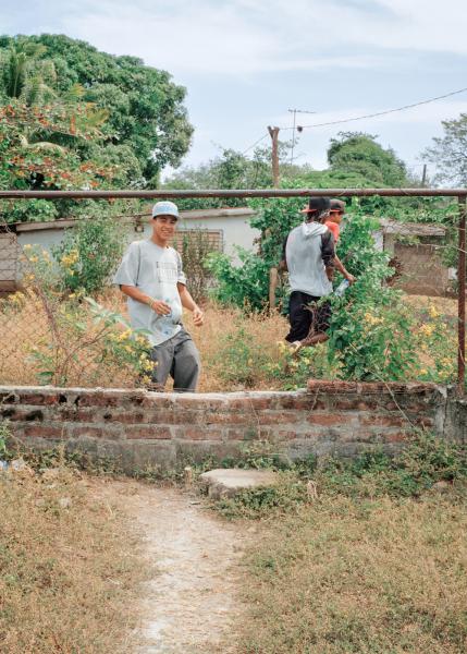 Locals showing us a shortcut. Photo: Carlos Jaramillo